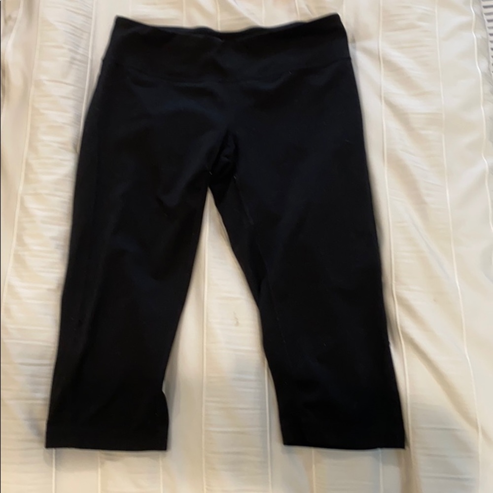 Zella. Mid rise live in legging capris.